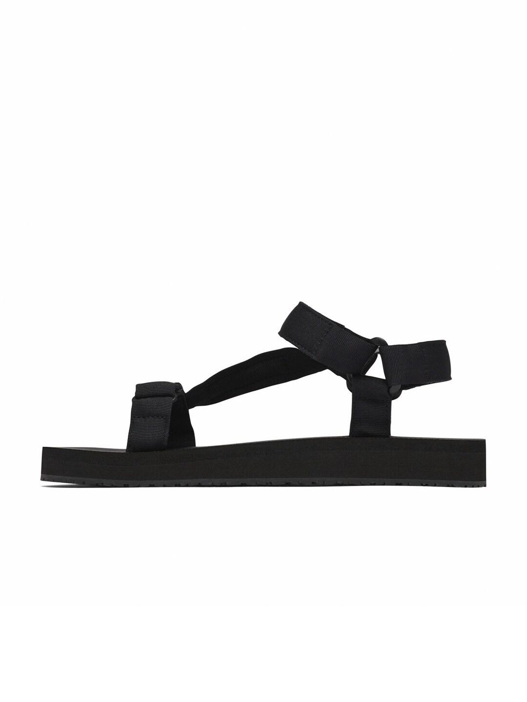 A Men Wearing Columbia Men Black BREAKSIDER SANDAL