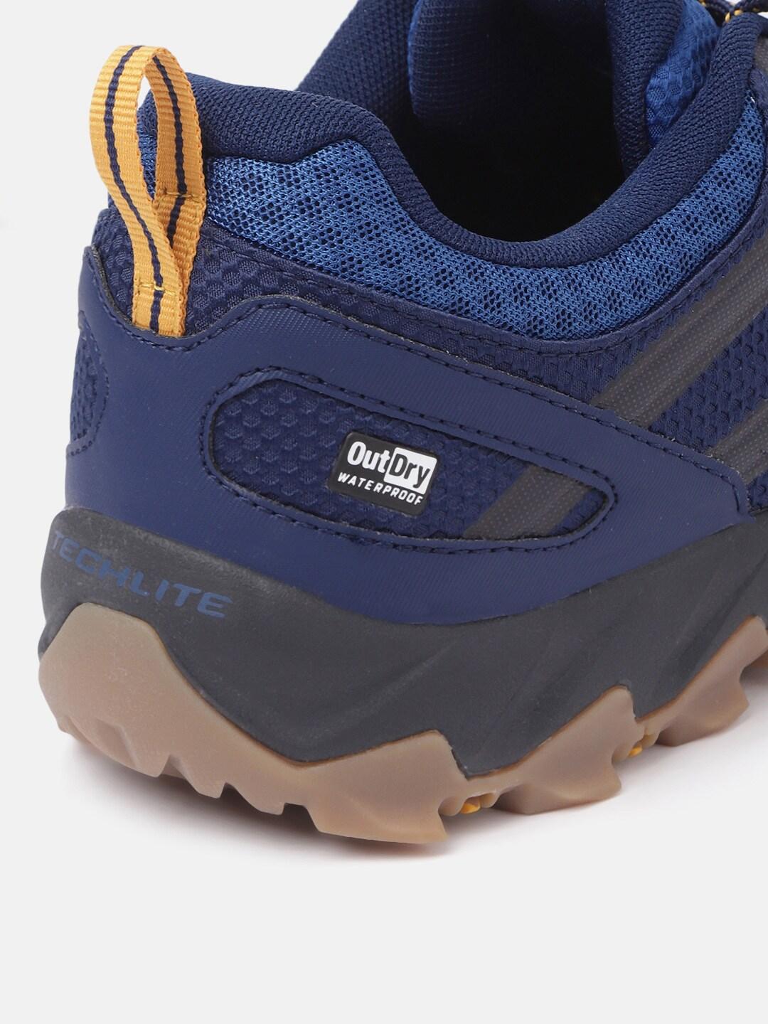 A Men Wearing Columbia Men Blue PEAKFREAK X2 OUTDRY