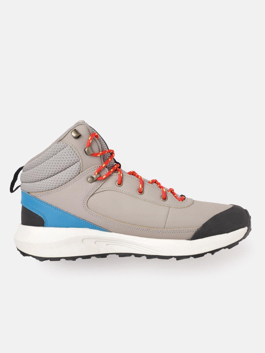 A Men Wearing Columbia Men Black TRAILSTORM PEAK MID