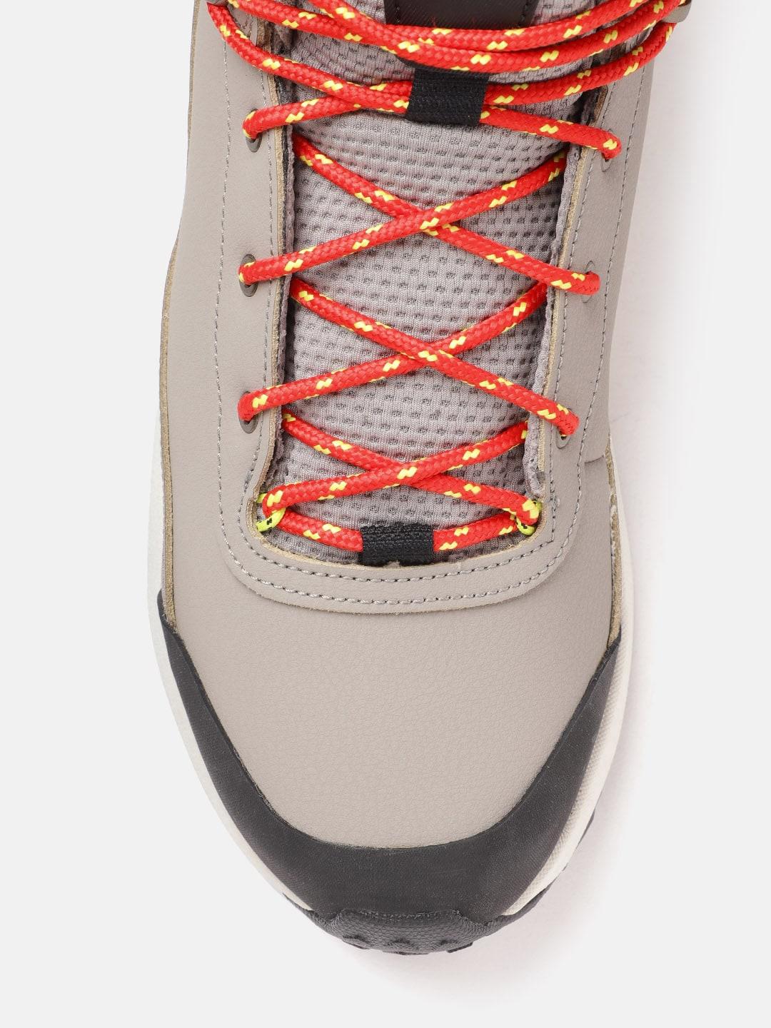 A Men Wearing Columbia Men Black TRAILSTORM PEAK MID