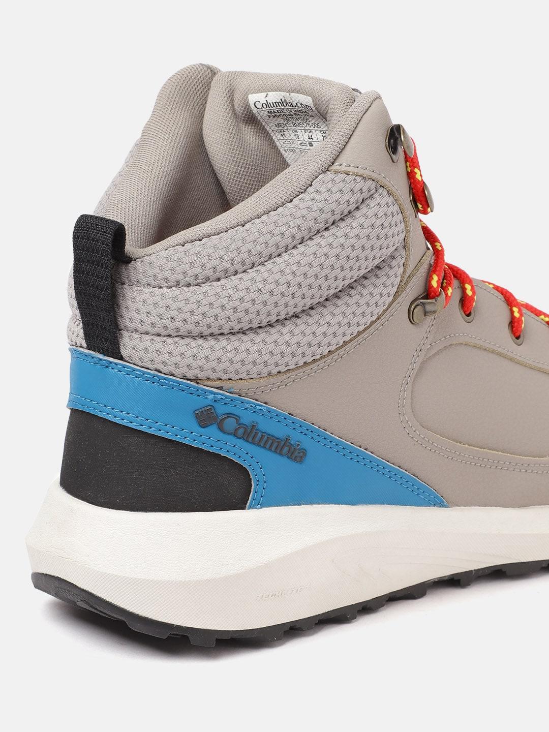 A Men Wearing Columbia Men Black TRAILSTORM PEAK MID