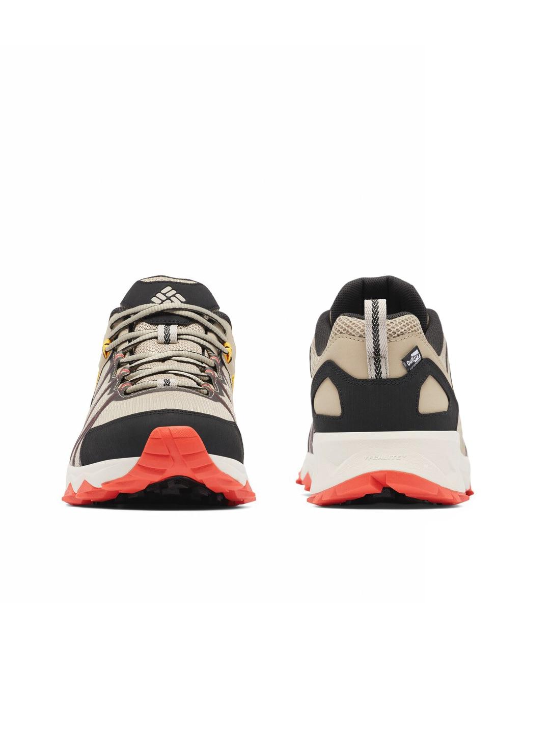 A Men Wearing Columbia Men Beige PEAKFREAK II OUTDRY