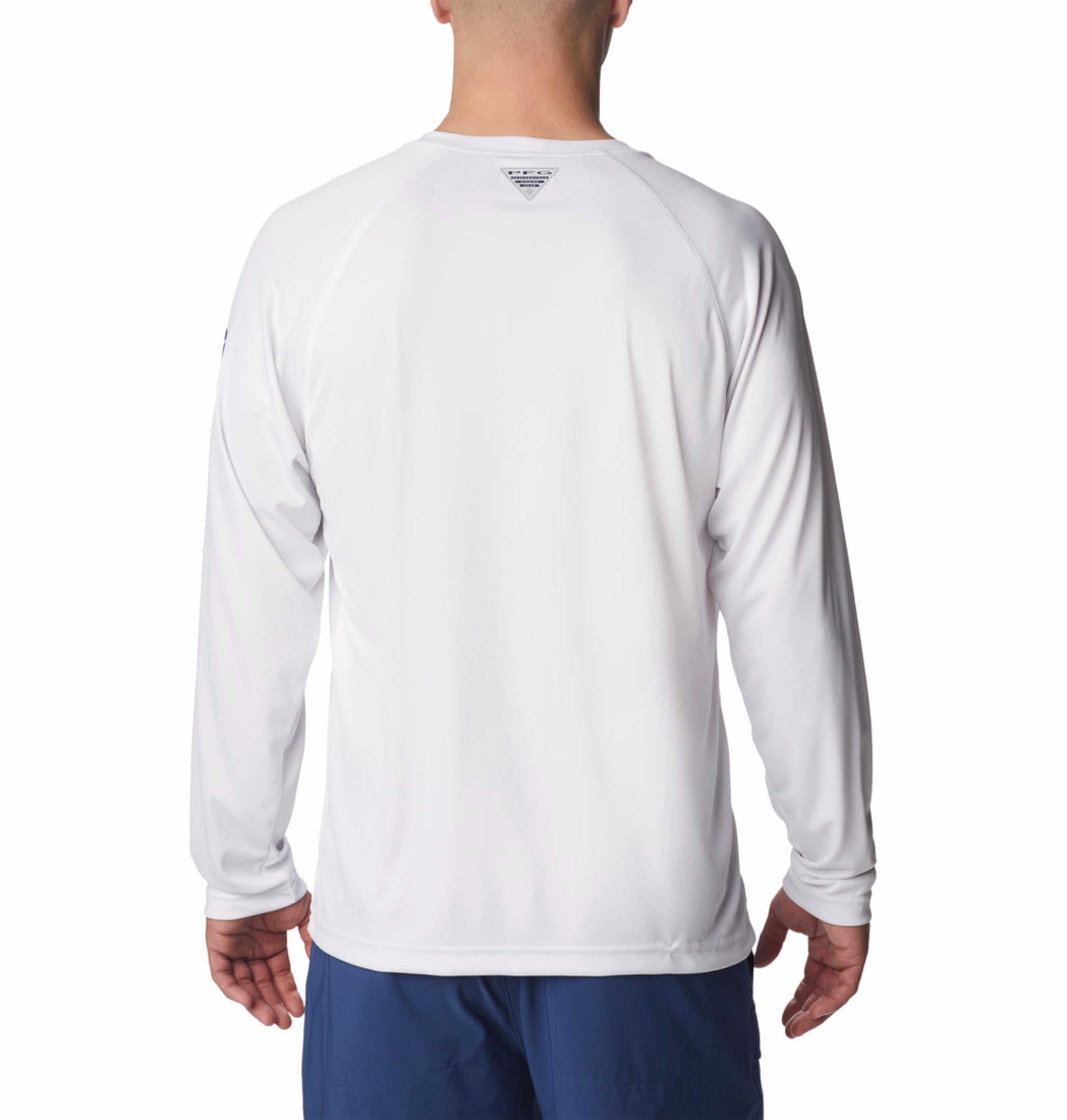 A Men Wearing Columbia Men White Terminal Tackle LS Shirt (Sun Protection)