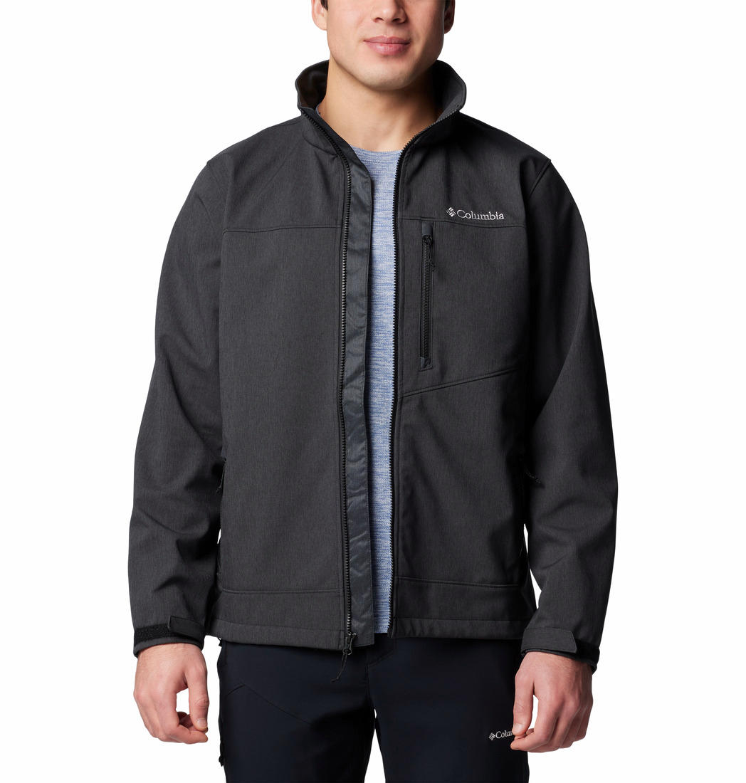 A Men Wearing Columbia Men Black Cruiser Valley II Softshell