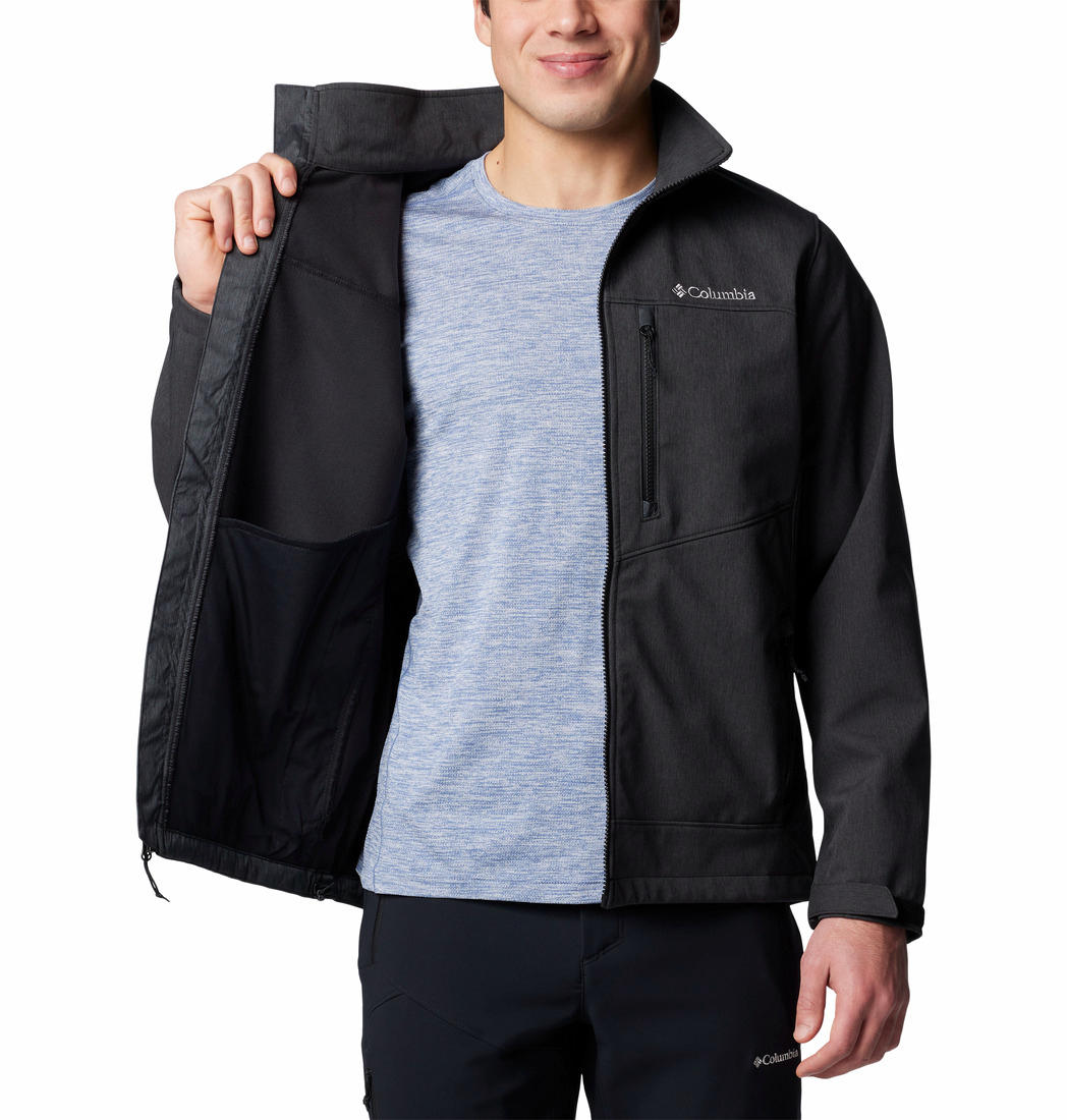 A Men Wearing Columbia Men Black Cruiser Valley II Softshell
