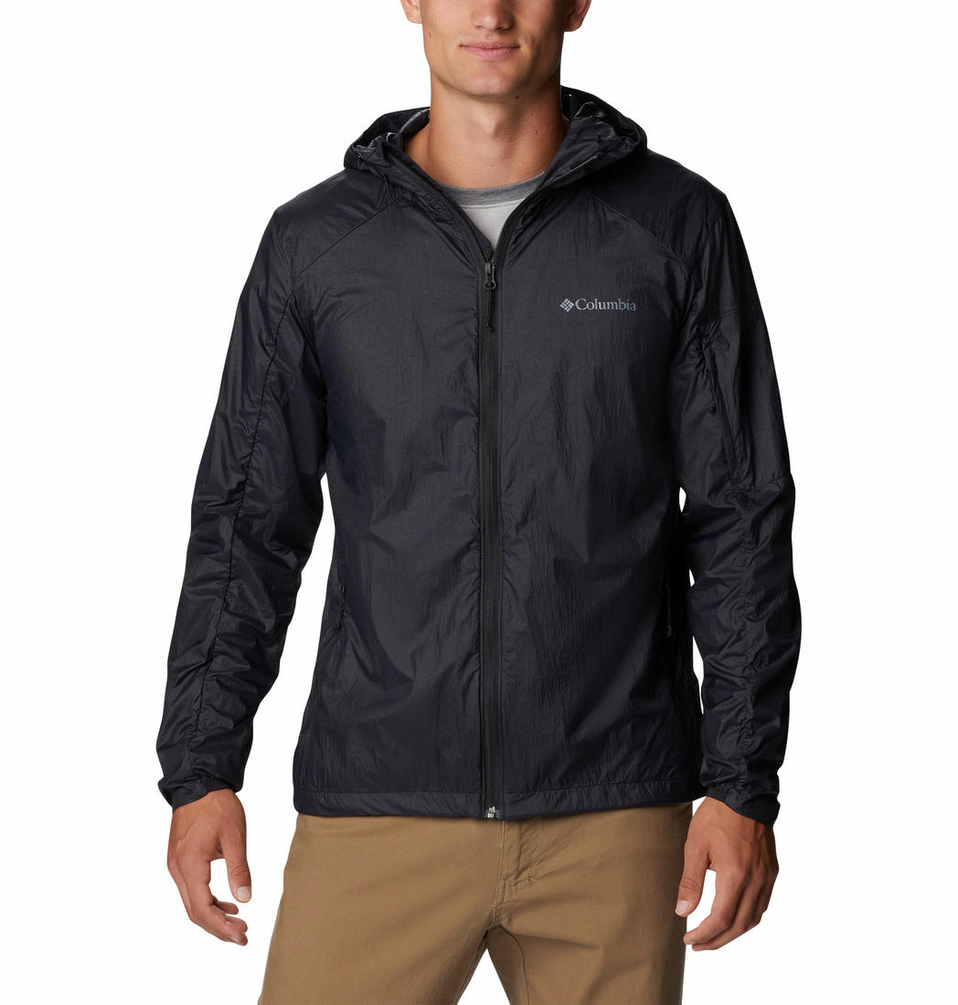 A Men Wearing Columbia Men Black Loop Trail Windbreaker (Sun Protection)