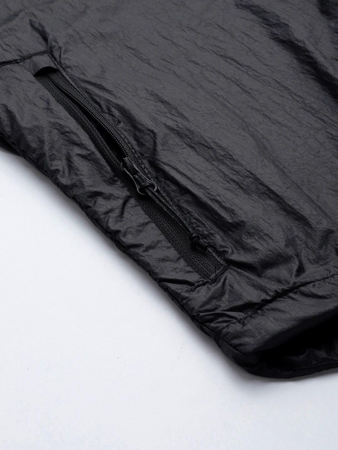 A Men Wearing Columbia Men Black Loop Trail Windbreaker (Sun Protection)