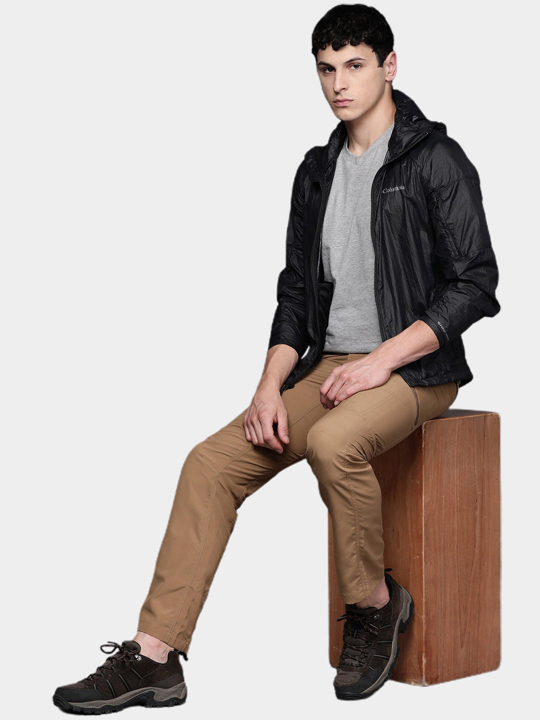 A Men Wearing Columbia Men Black Loop Trail Windbreaker (Sun Protection)