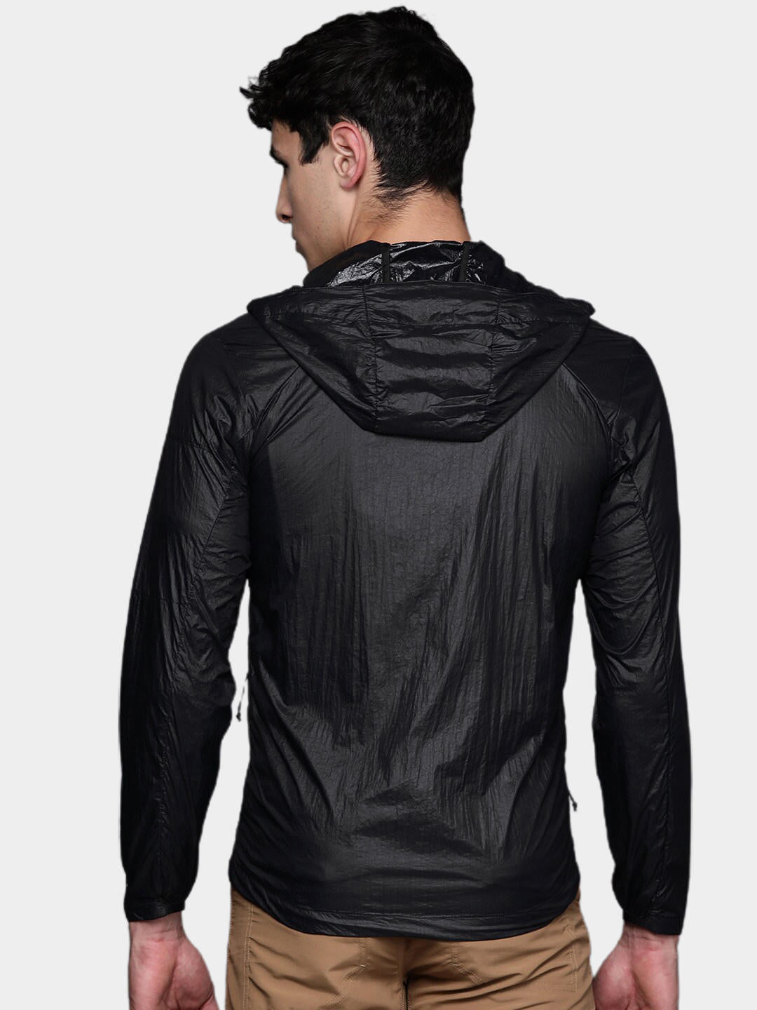 A Men Wearing Columbia Men Black Loop Trail Windbreaker (Sun Protection)