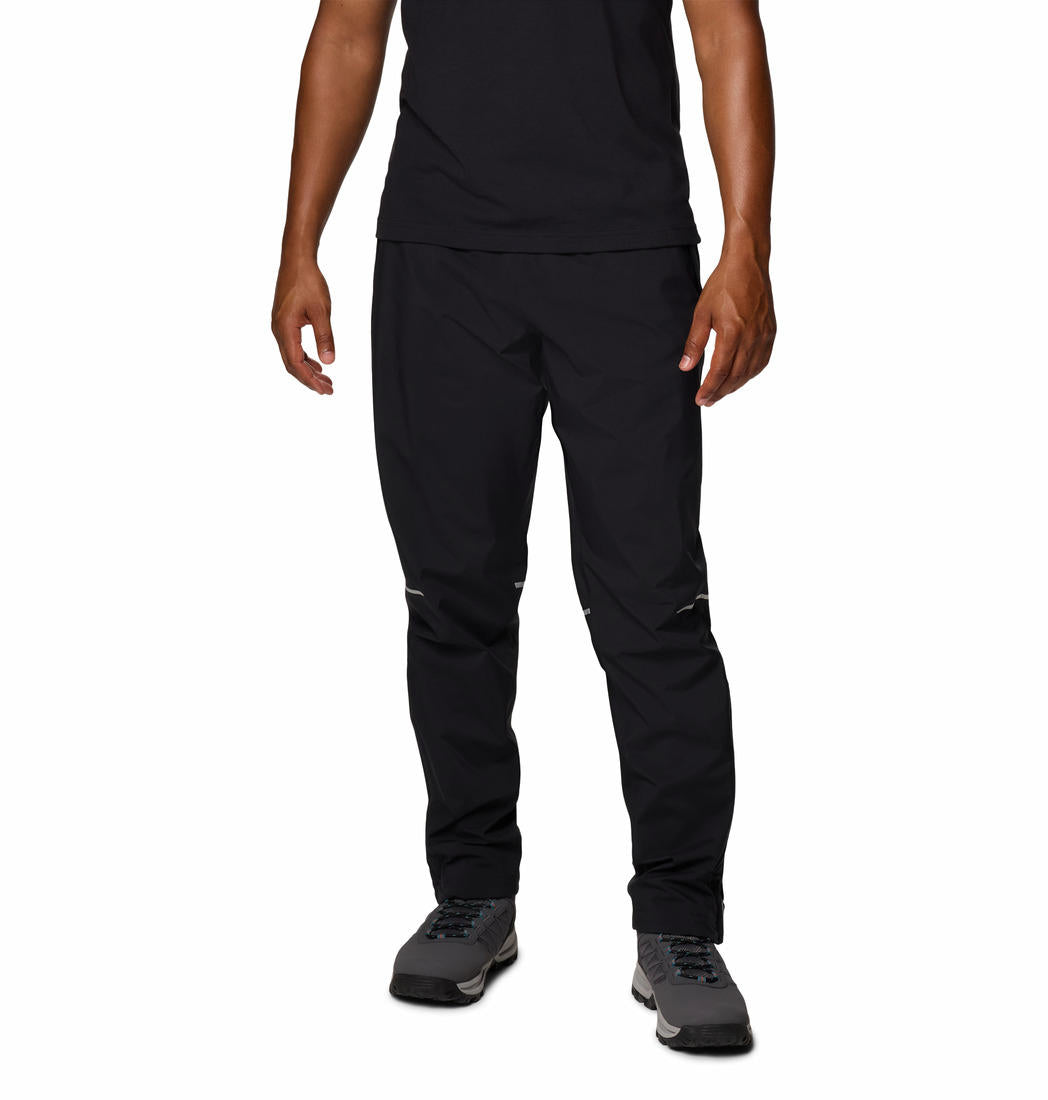 A Men Wearing Columbia Men Black Hazy Trail II Rain Pant
