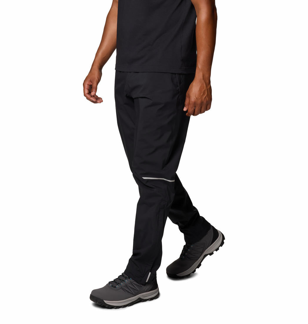 A Men Wearing Columbia Men Black Hazy Trail II Rain Pant