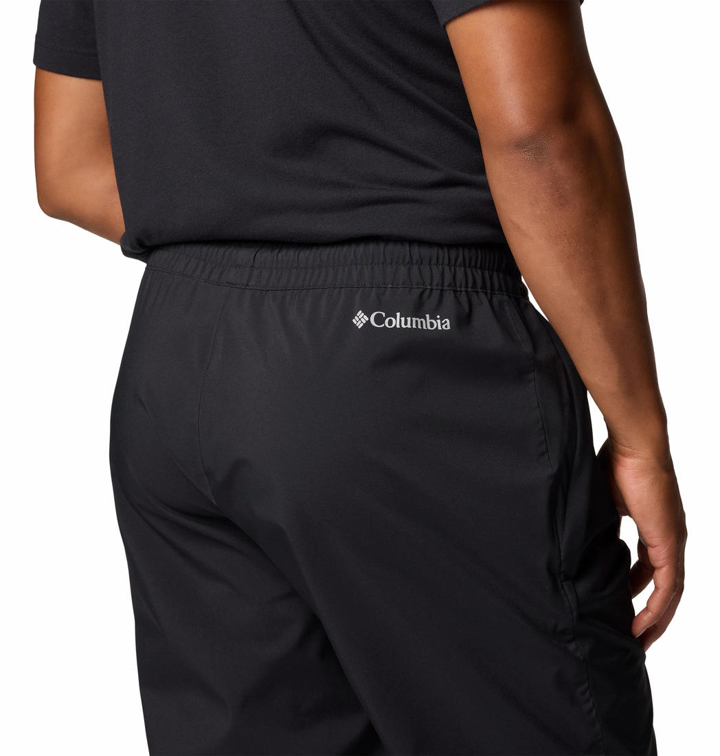 A Men Wearing Columbia Men Black Hazy Trail II Rain Pant