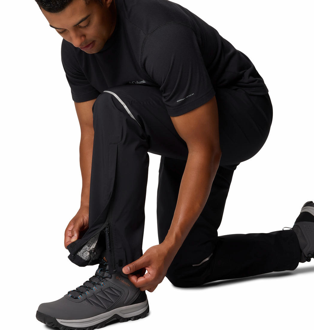 A Men Wearing Columbia Men Black Hazy Trail II Rain Pant