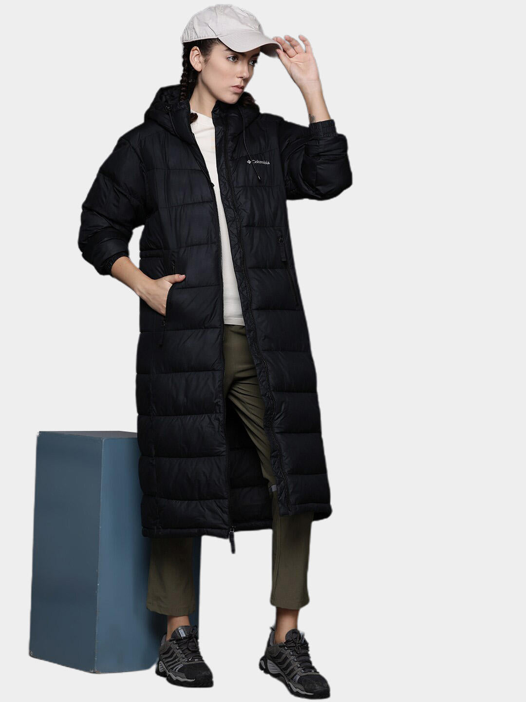 A Women Wearing Columbia Women Black Pike Lake II Long Jacket